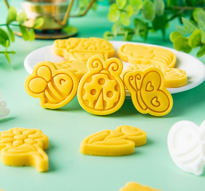 Small Bee Cookie Cutter & Stamp